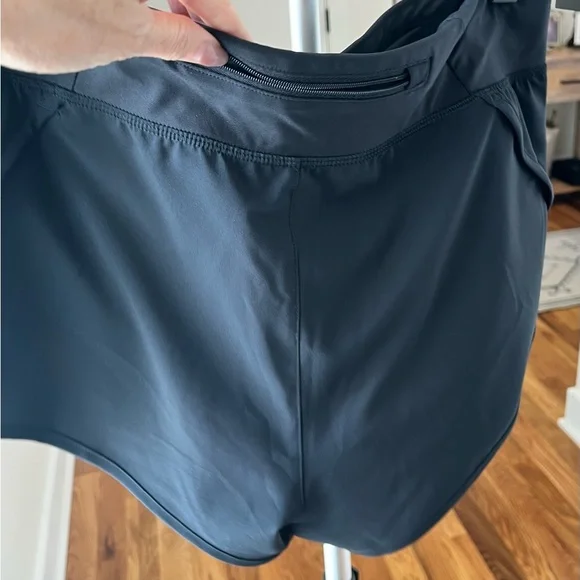 Under Armour Women's Athletic/Running Black Shorts Size M - Picture 3 of 4